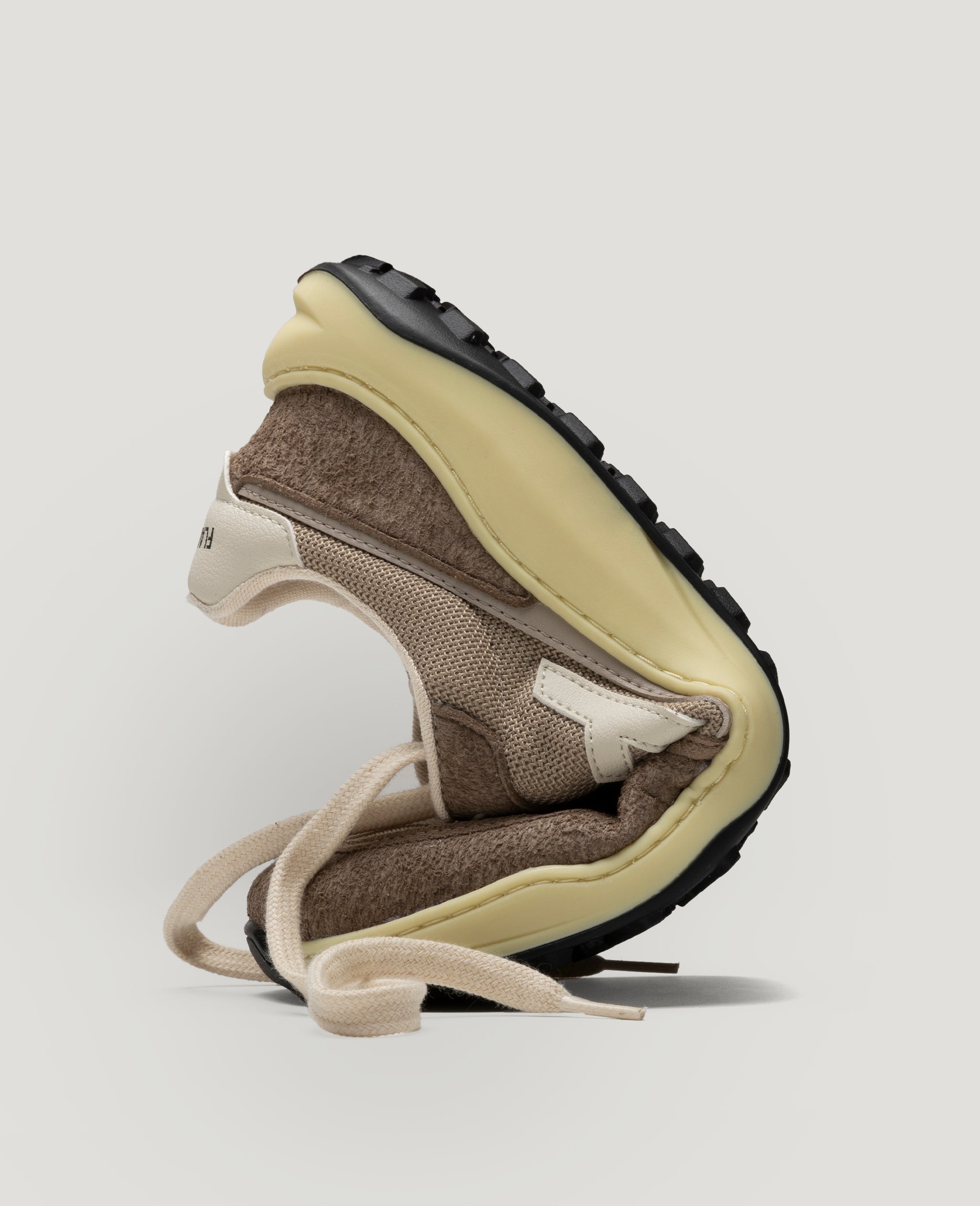 Flamingos Life Zero Drop Taupe Vanilla sneakers barefoot beige