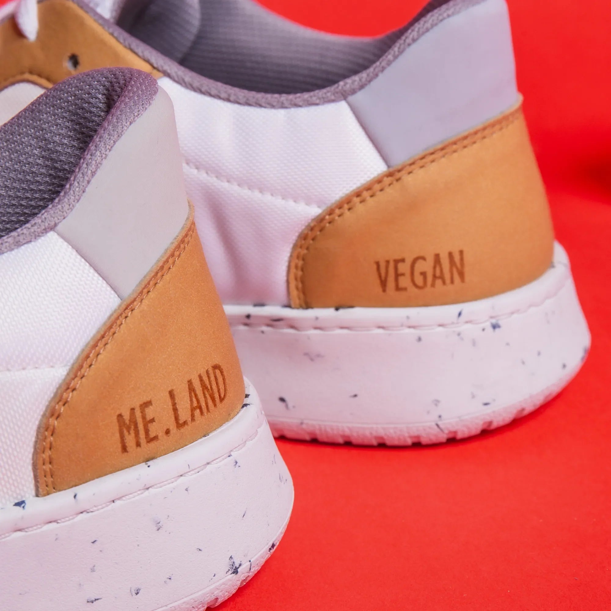 Me.Land Evan baskets vegan blanc cognac taille 39