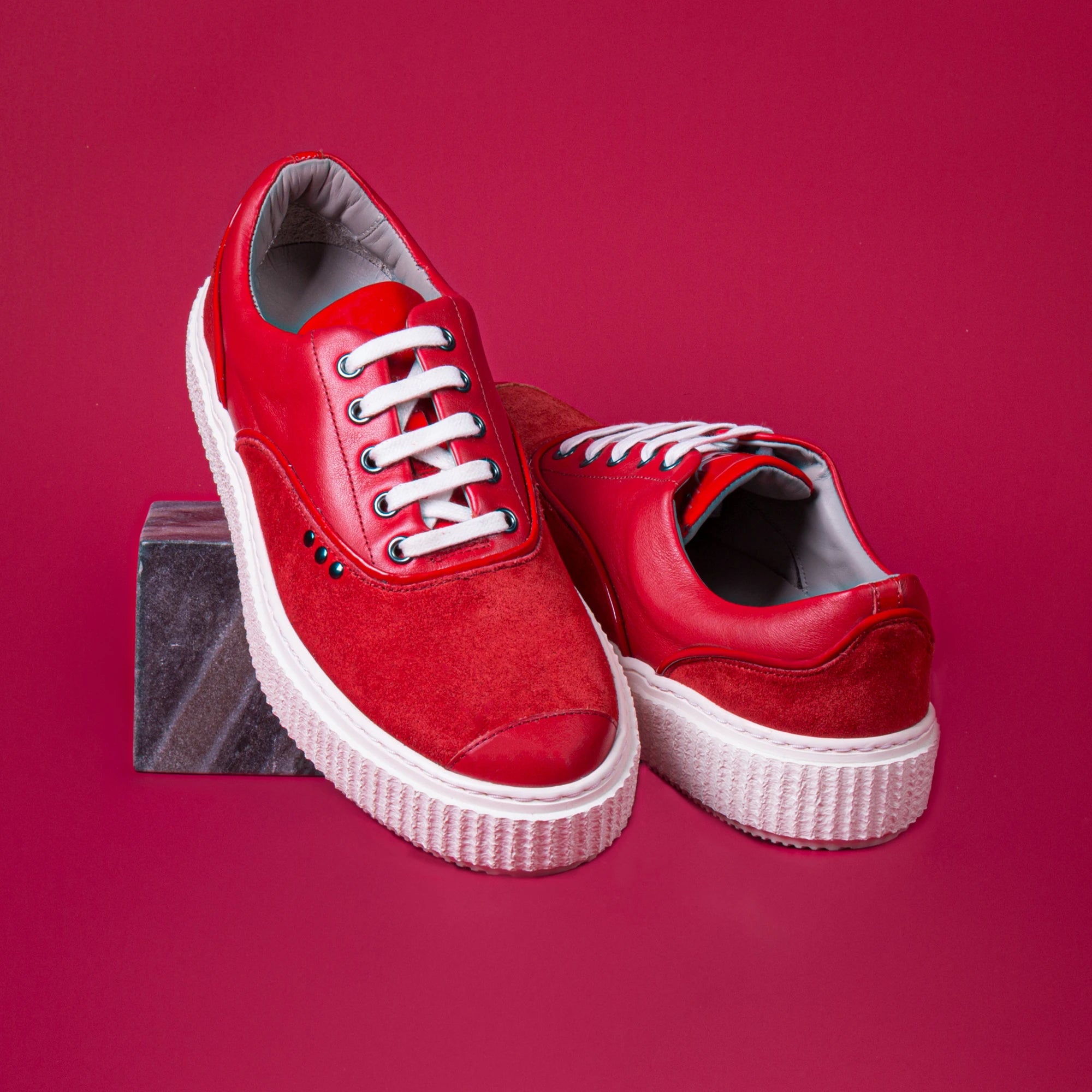 Me.Land Meaker baskets cuir daim rouge éthiques