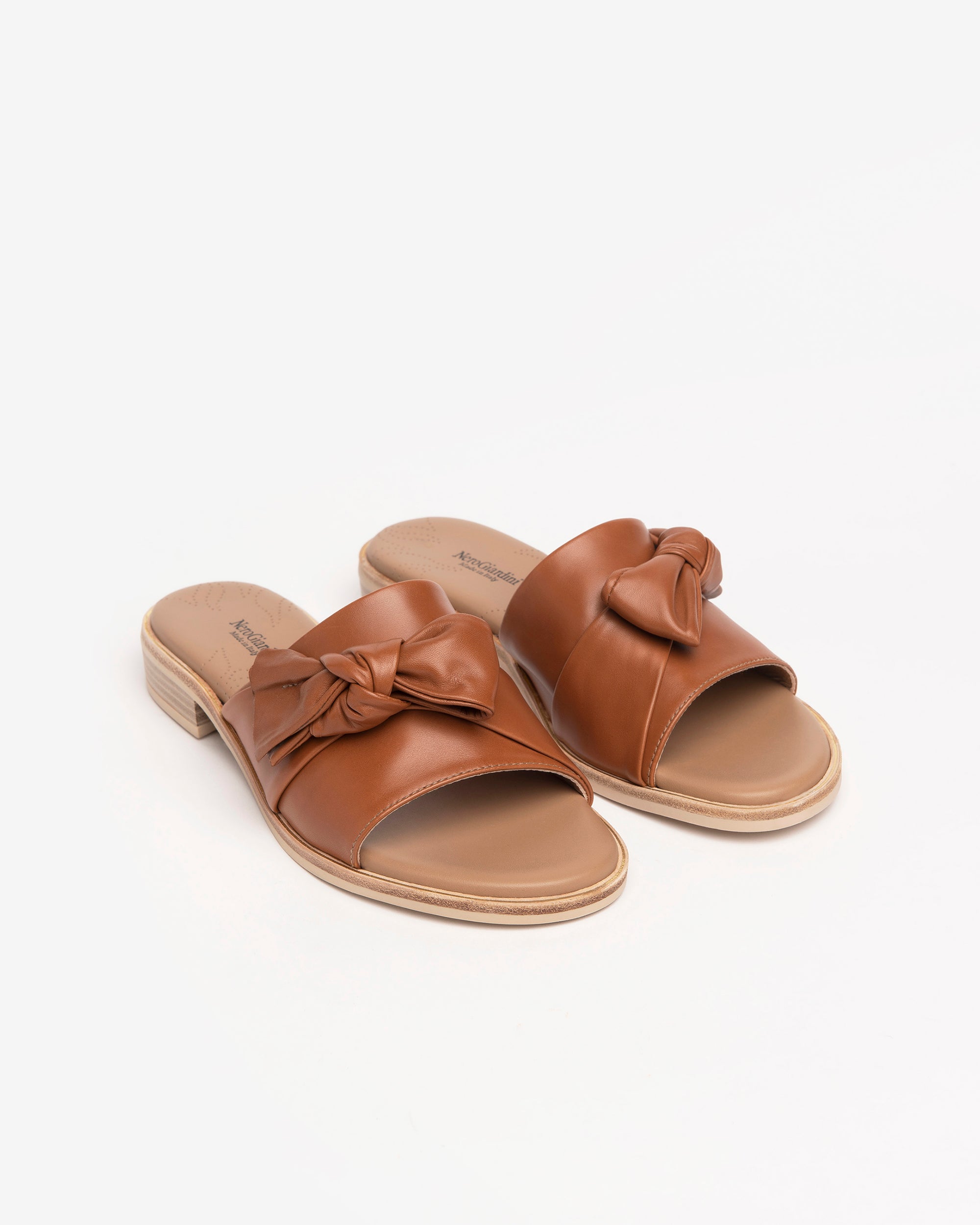 Nero Giardini Slippers mules femme cuir nœud talon 2,5
