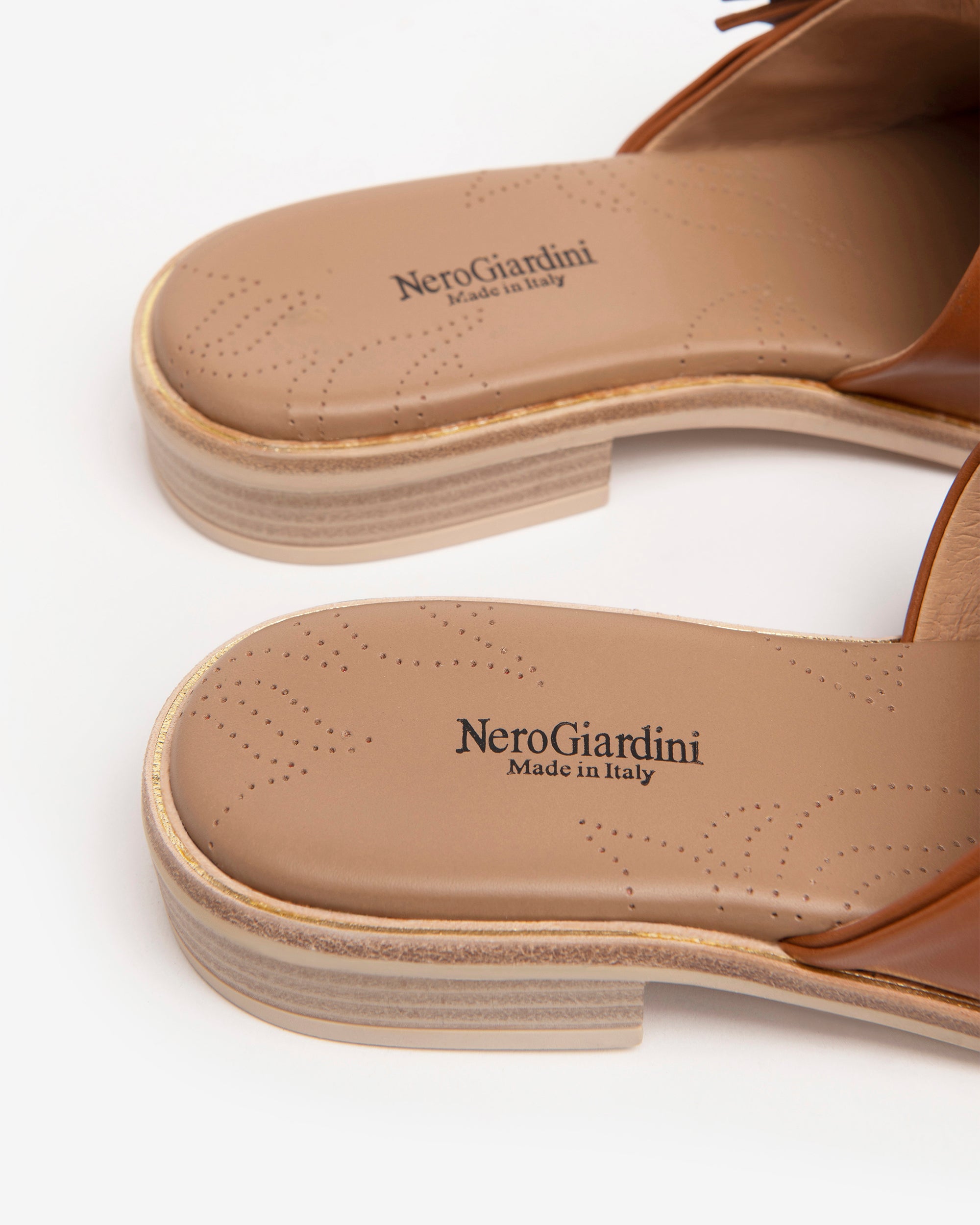 Nero Giardini Slippers mules femme cuir nœud talon 2,5