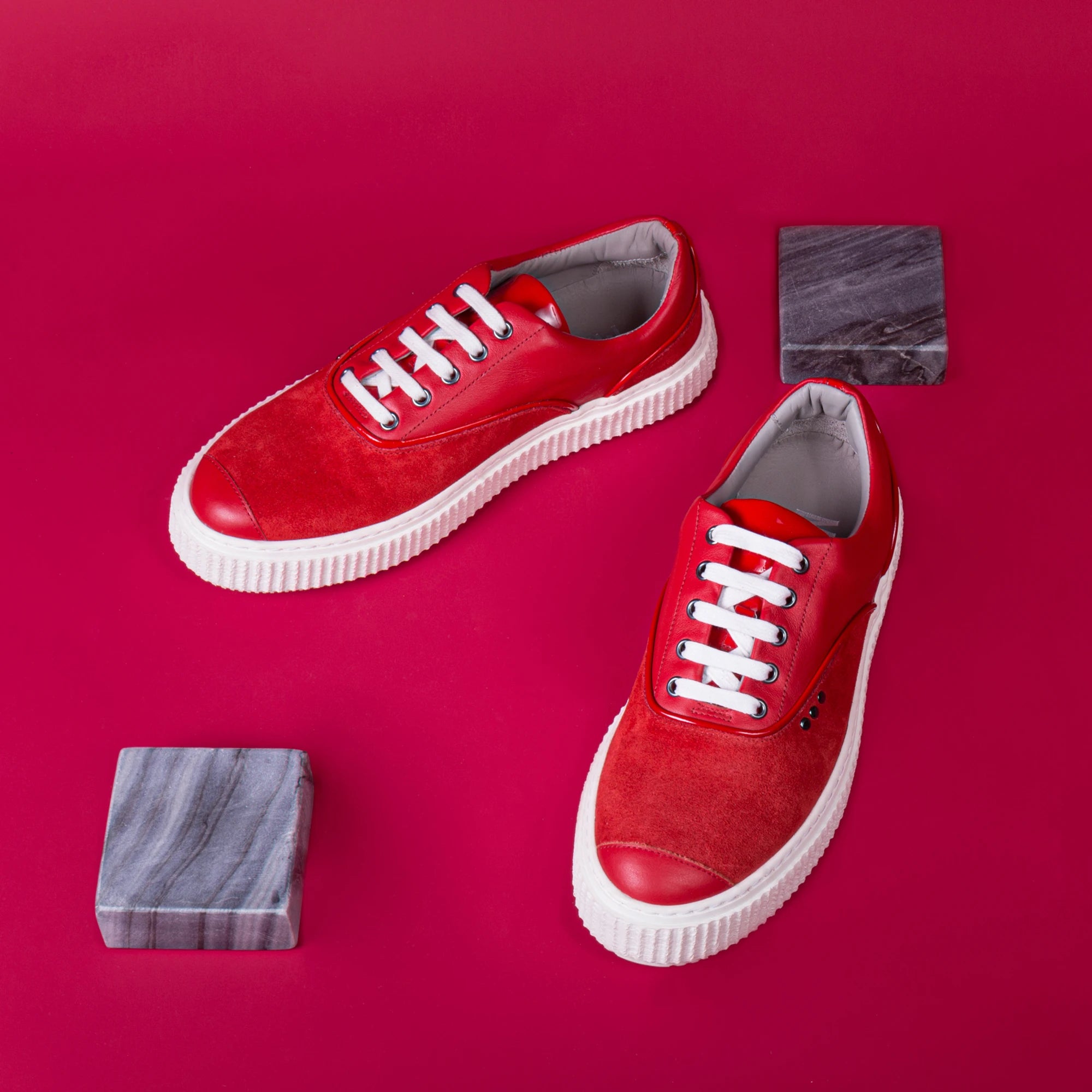 Me.Land Meaker baskets cuir daim rouge éthiques